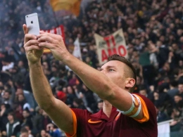(https://www.mirror.co.uk/sport/row-zed/francesco-totti-takes-selfie-during-4959705)