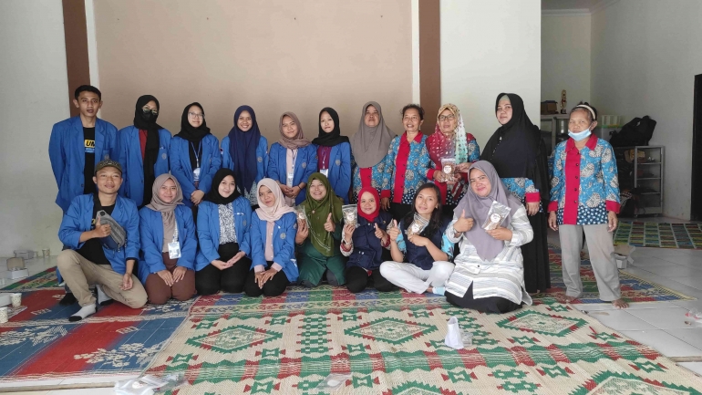 Mahasiswa KKN UMP bersama Kelompok Wanita Tani (KWT) Desa Kaliputih membuat BUJANG Crispy di Balai Dukuh Kaliputih pada Kamis 04/08/2022 (Dokpri)
