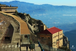 Stasiun kereta gantung di atas gunung Montserrat. Sumber: dokumentasi pribadi