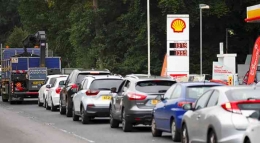 Sumber foto : Antraian mobil di SPBU Shell, Inggris - Reuters
