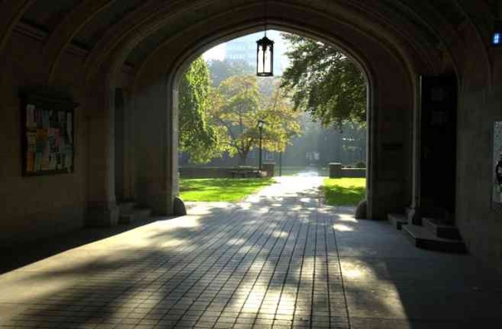 Silliman College Gate. Sumber: Yale News