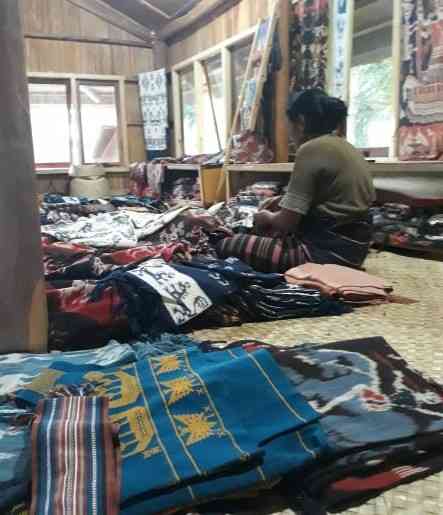 Para ibu perajin dan penjual kain tenun ikat (foto:Lex) 