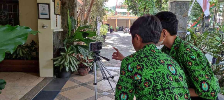 Mengambil gambar di sekitar sekolah, dokumentasi pribadi P. Fabi