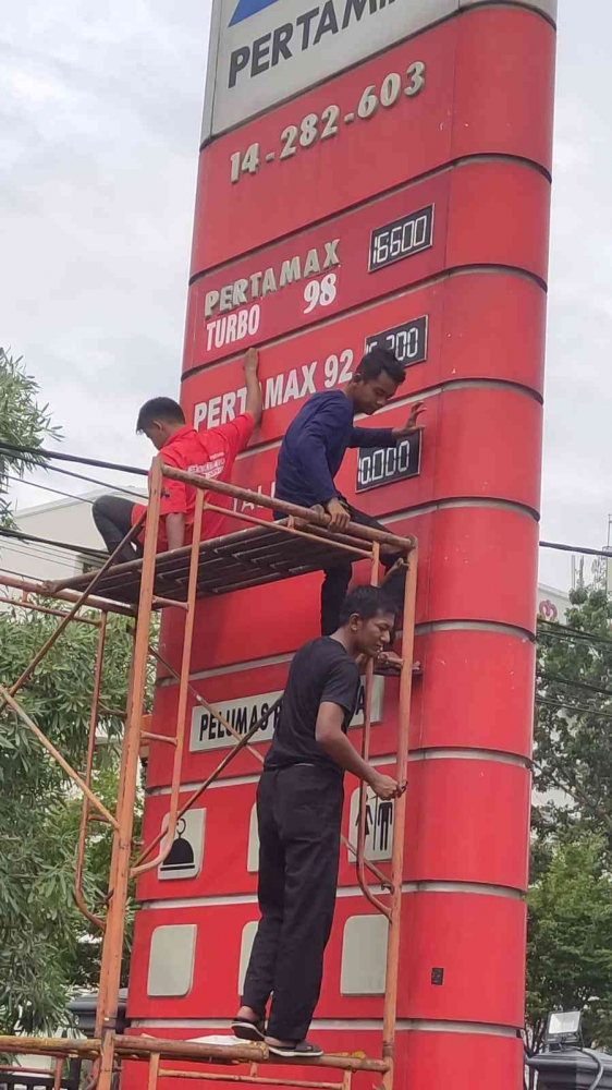 Para pekerja Pertamina sedang mengganti lebel harga baru di SPBU Pekanbaru (Sumber foto: Ego Tarihoran/Rekan Kerja/Dok pri)