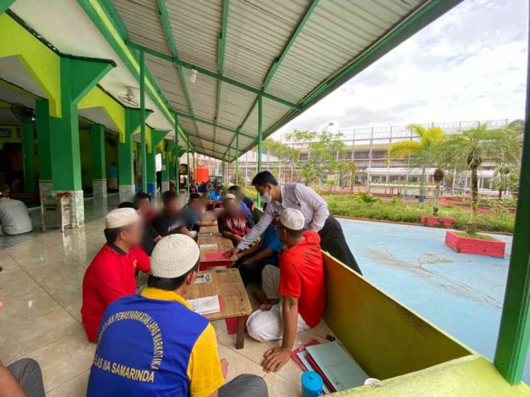 Warga Binaan Ikuti Program Yanbu'a Di Dampingi Staf Bimkemaswat (Husein). Dok. Oleh Tim Humas LPN
