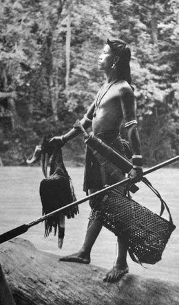 Ilustrasi. Suku Dayak. Foto dari akun Facebook Michael Palmieri-Photography via brilio.net