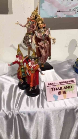 Boneka dengan busana tradisional Thailand dan India. Dokpri.