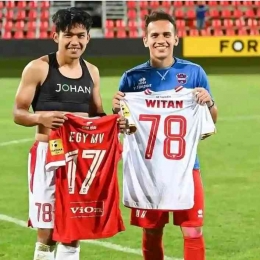 Egy dan Witan berfoto bersama setelah pertandingan kedua klubnya (ASEAN Football) 