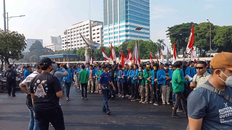 Mahasiswa menggelar aksi demonstrasi di depan kantor DPR/MPR RI (Dokpri)