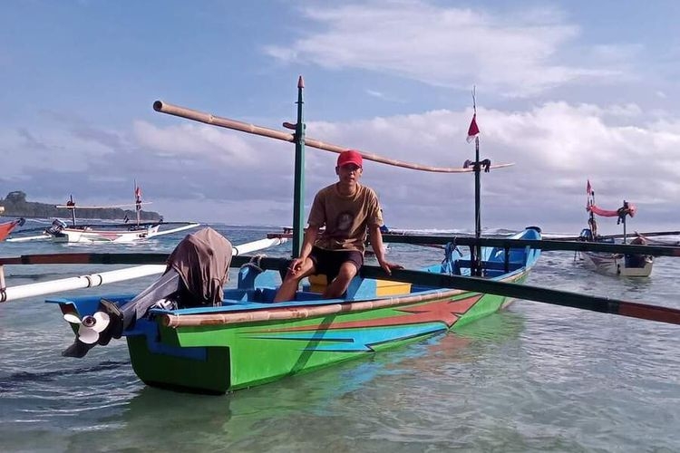 Nelayan Pancing Tuna, di Kabupaten Kaur, Bengkulu saat baru bersandar di Desa Linau, Kecamatan Maje (KOMPAS.COM/FIRMANSYAH)