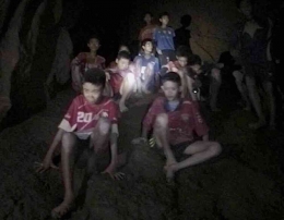 Ini foto asli anak-anak yang dulu terjebak di dalam gua. Sumber gambar https://thehollywoodtimes.today/
