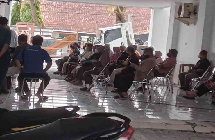 Suasana para pensiunan antri mengambil dana pensiun di Bank Jateng Kota Magelang. (dokpri)