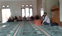 Suasana pengajian rutin yang diikuti ASN dan PWRI di Masjid Jami' Kecamatan Parungkuda, Kabupaten Sukabumi.( https://bharindojabar.com)