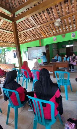 Pelaksanaan sosialisasi vertical garden oleh Verona Putri Essla kepada Ibu-ibu kader Desa Kalanglundo/Dokumentasi pribadi