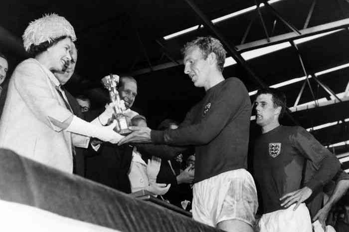 Kenangan saat Ratu Elizabeth II menyerahkan trofi juara Piala Dunia 1966 kepada kapten timnas Inggris, Bobby Moore: AFP via bolasport.com