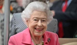 Ratu  Elizabeth, terlama  bertahta di United Kingdom (the  Time)