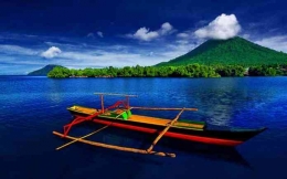 Perahu dengan latar pulau Tidore (ngopibareng.id)
