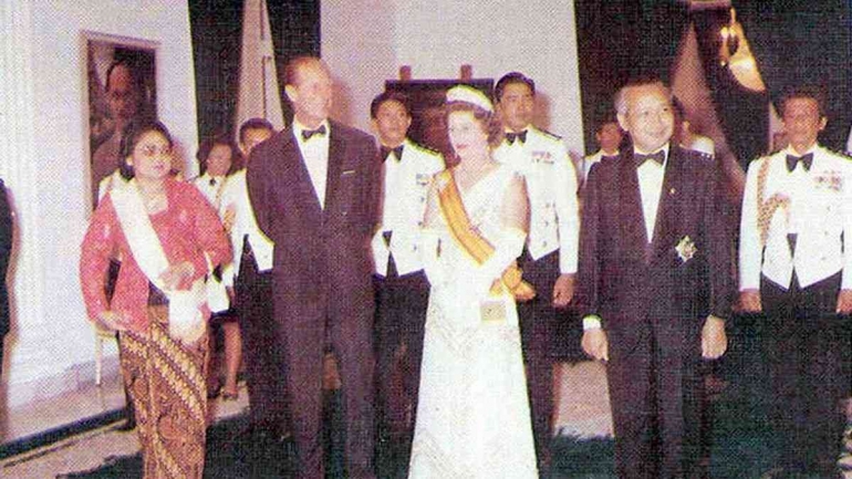 Ratu Elizabeth II dan Pangeran Philip diterima Presiden Soeharto dan Ibu Tien di Istana Negara dalam kunjungan ke Jakarta pada Maret 1974 (Dok. Perpusnas dalam voi.id).