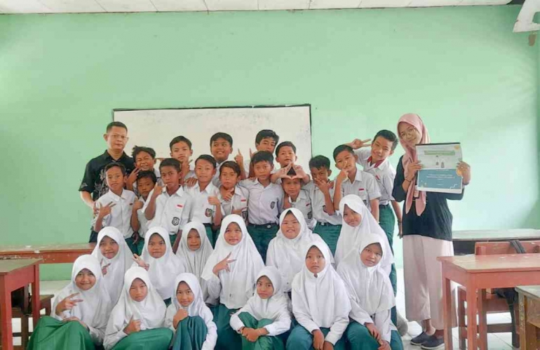 Foto bersama guru dan siswa MI Mathla'ul Anwar Segaran 1 