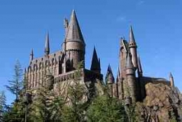 Kastil Hogwarts, sekolah berasrama dalam film Harry Potter (Foto: Rstoplabe14 via wikipedia.org)