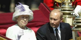  Presiden Rusia Vladimir Putin dan Ratu Elizabeth II 24 Juni 2003 di London, Inggris. |Julian Herbert/Getty Images