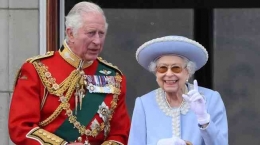 Ratu Inggris Elizabeth II dan Pangeran Charles, penerus Kerajaan Inggris - Raja Charles III . Sumber:Daniel LEAL/AFP