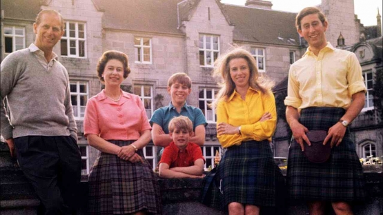 Ratu Elizabeth II bersama ke empat anaknya ( Youtube Royal Family )