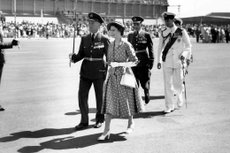 Ratu Elizabeth II sedang berada di Kenya bersama suaminya Pangeran Philip saat sang Ayahanda Raja George VI meninggal dunia ( people )