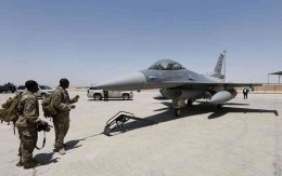 Tentara AS melihat sebuah jet tempur F-16 di sebuah pangkalan militer di Balad, Irak, 20 Juli 2015. (REUTERS)