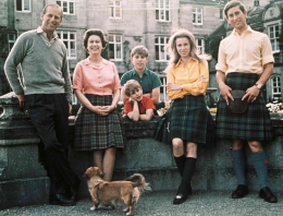 Foto Keluarga Kerajaan di Kastel Balmoral pada musim panas 1972. Sumber: www.dkfindout.com