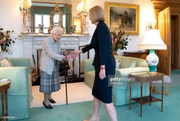 Menerima PM Inggris terbaru, Liz Truss, dua hari sebelum wafat. (Jane Barlow/WPA Pool/Getty Images)
