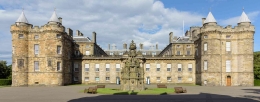 Holyrood Palace, tempat jenazah Ratu Elizabeth II akan disemayamkan di Skotlandia. (Sumber: Wikimedia Common)