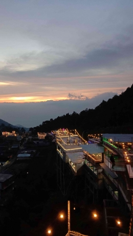 pemandangan sore berisi sunset dan sederetan tempat makan ber-rooftop di Tawangmangu (Dokumentasi Pribadi)