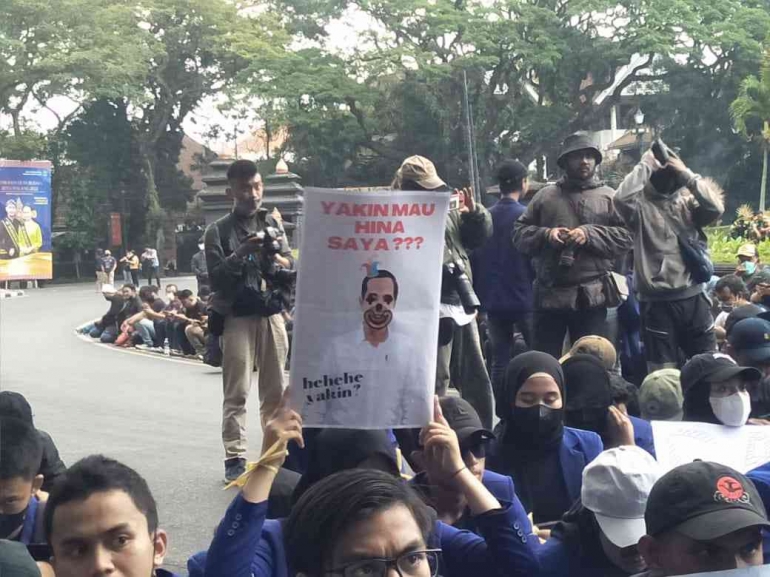 ImPoster editan Jokowi di aksi demo naiknya harga BBM subsidi Kota Malang, Kamis (8/09/2022) (blok-A.com/Defrico Alfan) 
