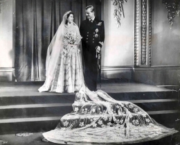 Pernikahan dengan Pangeran Philip yang akan mendampinginya selama 70 tahun. (Associated Newspapers via The Guardian)