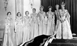 Penobatan Elizabeth II (paling kanan) menjadi Ratu Inggris. (The Guardian Online)