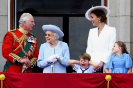 Muncul sejenak saat perayaan platinum jubilee, 70 tahun menjadi ratu Inggris. (Hannah McKay/Reuters via The Guardian)