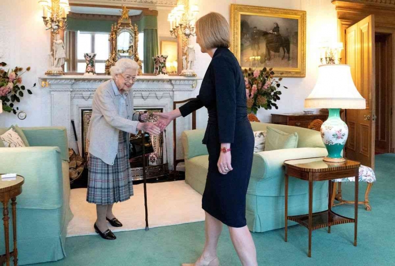 Ratu Elizabeth II kala menerima PM Liz Truss di Kastel Balmoral pada tanggal 6 September 2022. Sumber: Jane Barlow/Pool via REUTERS 