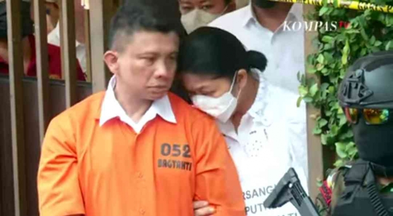 Kemesraan Irjen Ferdy Sambo dan istrinya, Putri Candrawathi, saat rekonstruksi pembunuhan Brigadir J (tangkapan layar Kompas TV)
