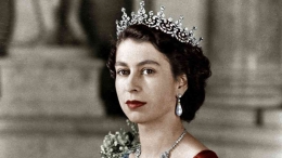 Ratu Elizabeth II dikukuhkan naik tahta menjadi ratu Inggris di usianya yang masih muda yaitu 25 tahun ( British Heritage )