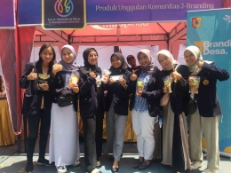 Mahasiswa Kimia FMIPA Universitas Jember melakukan pemasaran produk melalui acara Gala Anugerah Desa/Dokumentasi pribadi