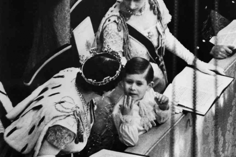 Pangeran Charles, saat berusia 4 tahun, bersama Ibu Suri serta Putri Margaret dalam upacara penobatan ibunya.| AFP via ABC.net.au