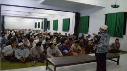 Suasana kelas keagamaan di aula Ma'had (sumber: Ma'had Al Jami'ah Ulil Abshar IAIN Ponorogo)