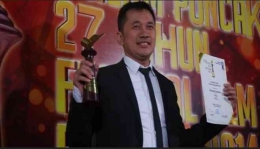 Hanung Bramantyo saat meraih penghargaan di FFB 2014 lewat Soekarno: Indonesia Merdeka/viva.co.id