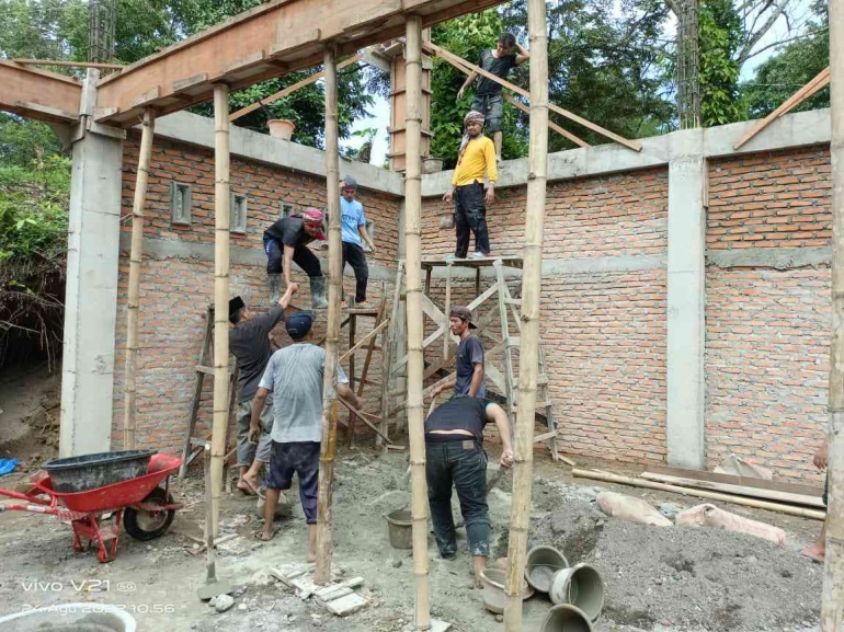 Para santri Ponpes Madrasatul 'Ulum Lubuk Pua sedang gotong royong membangun asrama putri. (foto dok damanhuri)