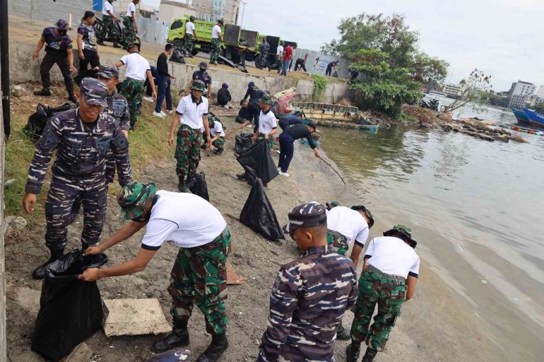 Lantamal VI Gelar Bersih Laut di CPI dalam Rangka HUT  ke-77 TNI (Sumber: koarmada2.tnial.mil.id)