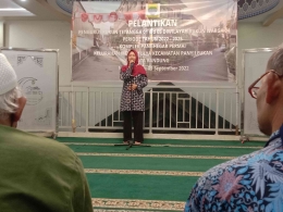 Warga menyaksikan prosesi pelantikan pengurus beberapa RT dilingkungan Komplek Perumahan Panghegar Permai  RW 04 Mekarmulya, Panyileukan Kota Bandung baru-baru ini (Dokpri)