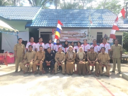 Tim KKN Kebangsaan Desa Karya Bersama dengan perangkat desa - (sumber : dok. pribadi)