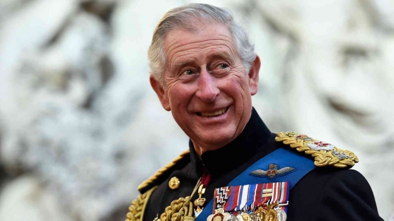 Raja Charles III yang baru saja naik takhta. FOTO: TOBY MELVILLE/POOL/AFP via Hindustan Times