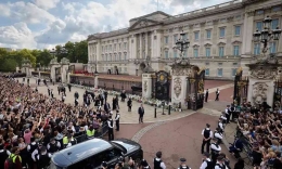 Ribuan warga Inggris sudah memadati Istana Buckingham sejak berita kematian ratu pada Kamis lalu. Sumber: David Levene / The Guardian. 